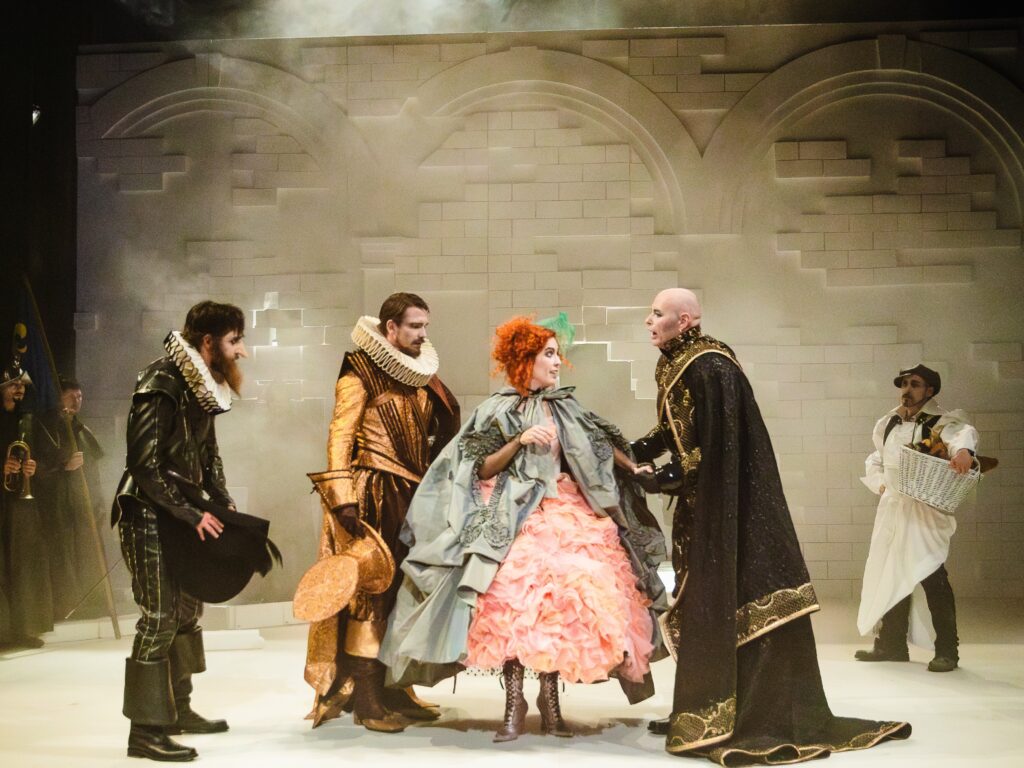 Cyrano, Edmond Rostand, Vito Taufer, Vesna Đikanović; redatelj: Vito Taufer; kostimograf: Alan Hranitelj; HNK Varaždin, 2025.; fotografija: Marko Ercegović; fotografija preuzeta s mrežne stranice HNK Varaždin: https://www.hnkvz.hr/wp-content/uploads/2025/04/knjizica-Cyrano-za-web.pdf