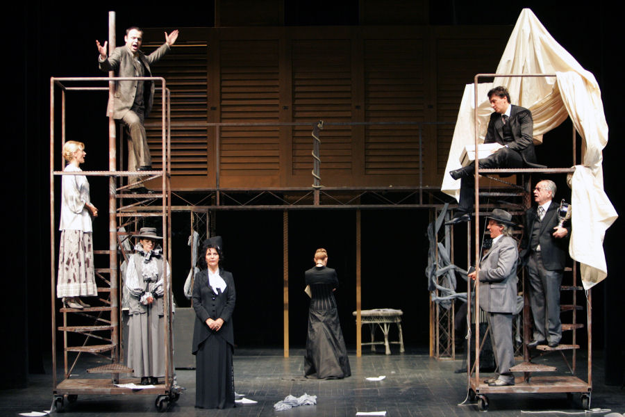 Stupovi društva, Henrik Ibsen; redatelj: Tomislav Pavković, scenograf: Miljenko Sekulić-Sarma; DK Gavella, 2005.; fotografija preuzeta s mrežne stranice DK Gavella: https://www.gavella.hr/predstave/arhiva-predstava/stupovi-drustva